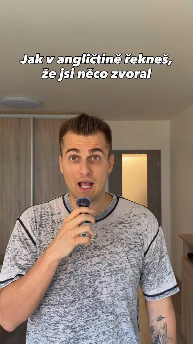 Místo knižního „I made a mistake“ použij v běžné mluvě:
🤦‍♂️I messed up (nebo I completely messed up) Ideální výraz pro