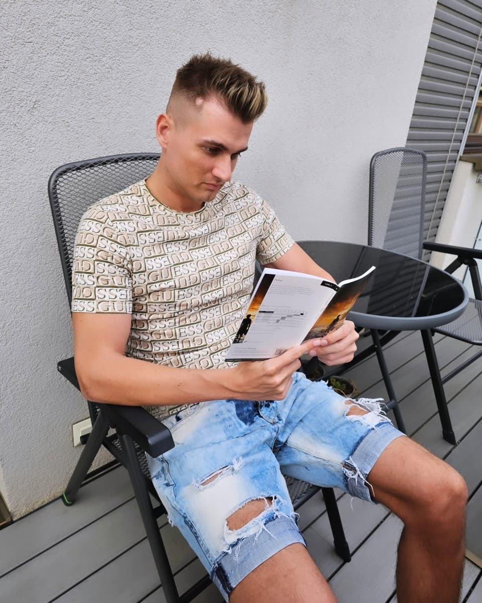 Filip Trubelík při online výuce